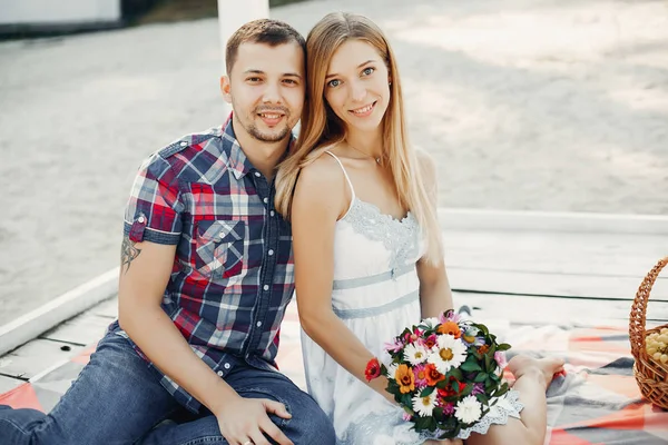 Beautiful couple spend time in a summer park — Stock Photo, Image