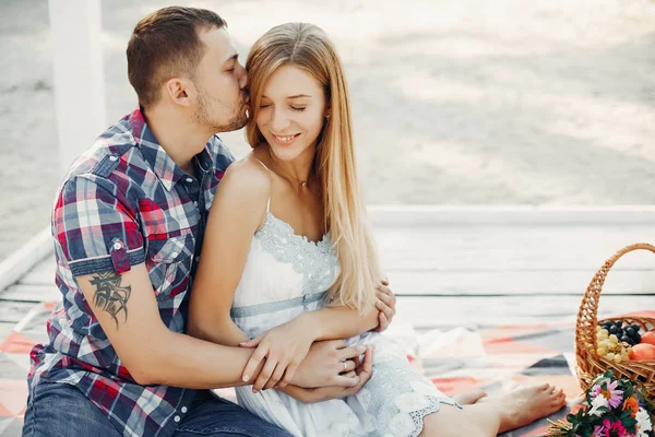 Beautiful couple spend time in a summer park — Stock Photo, Image