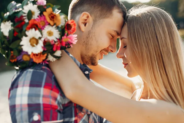 Hermosa pareja pasar tiempo en un parque de verano —  Fotos de Stock