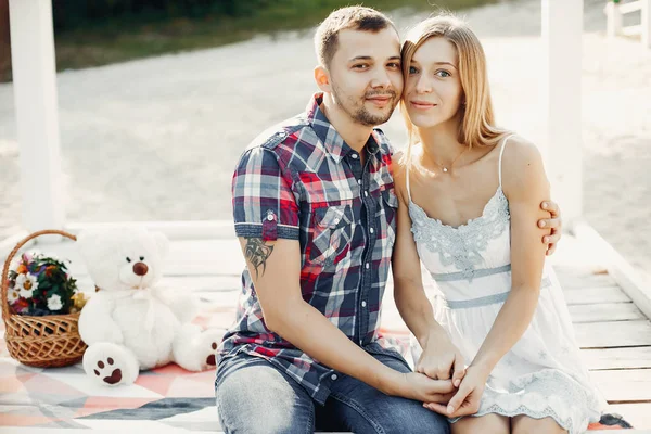 Vackra par tillbringa tid i en sommarpark — Stockfoto