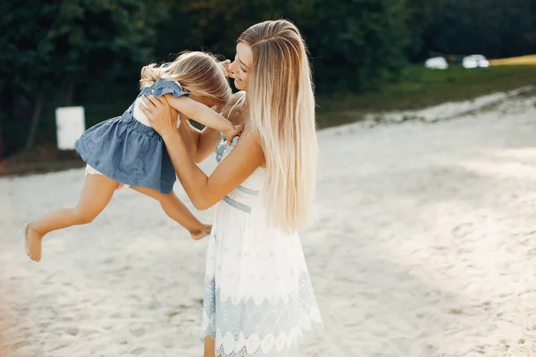 Mother with daughter playing in a summer park — Stock Photo, Image