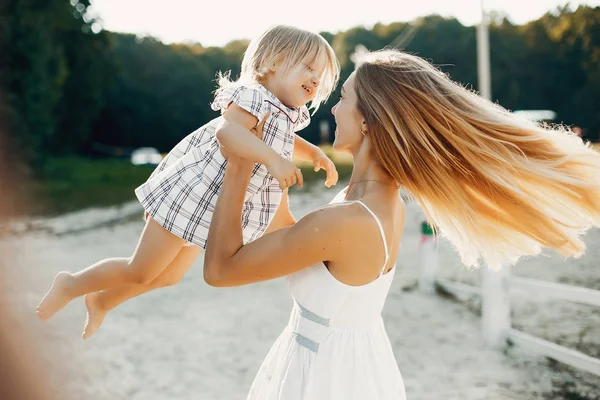 Mother with daughter playing in a summer park — Stock Photo, Image