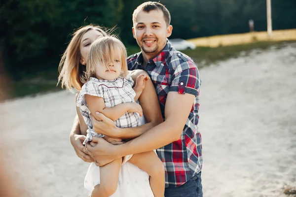 Familia con hija jugando en una arena — Foto de Stock