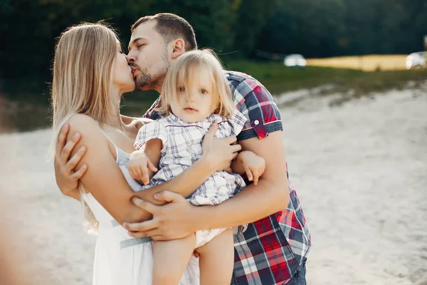 Familia con hija jugando en una arena — Foto de Stock