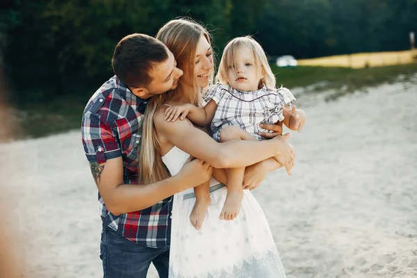 Familia con hija jugando en una arena — Foto de Stock