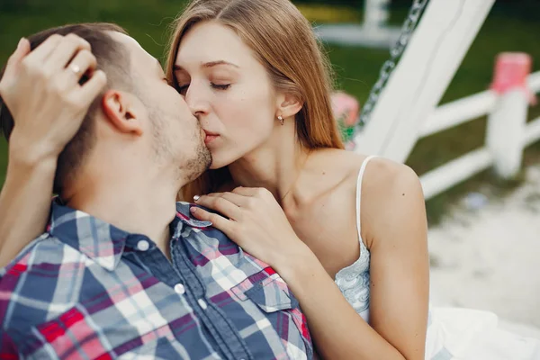 Mooi koppel brengen tijd door in een zomerpark — Stockfoto