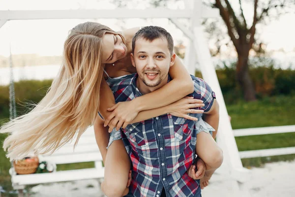 Krásný pár tráví čas v letním parku — Stock fotografie