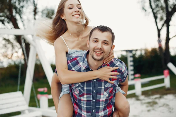 Hermosa pareja pasar tiempo en un parque de verano —  Fotos de Stock
