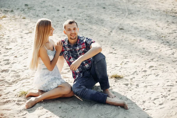 Vackra par tillbringa tid i en sommarpark — Stockfoto