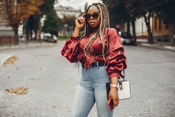 Menina preta elegante em uma cidade de verão — Fotografia de Stock