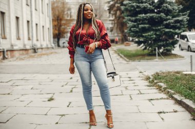 Bir yaz şehirde zarif siyah kız