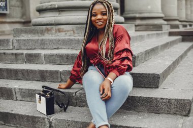 Bir yaz şehirde zarif siyah kız