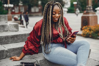 Bir yaz şehirde zarif siyah kız