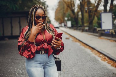 Bir yaz şehirde zarif siyah kız