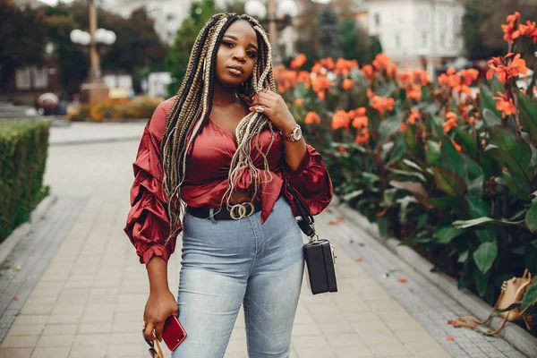 Menina preta elegante em uma cidade de verão — Fotografia de Stock