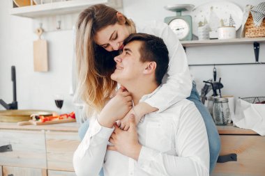 Güzel bir çift mutfakta vakit geçirir.