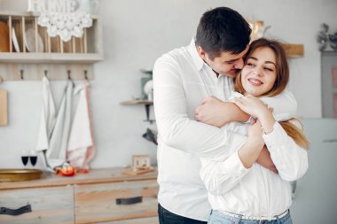 Güzel bir çift mutfakta vakit geçirir.