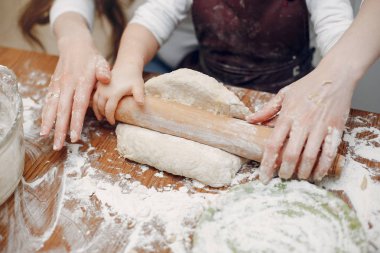 Aile kurabiye için hamur pişirir.