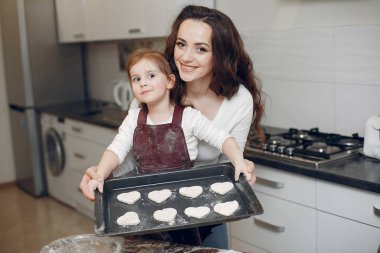 Aile kurabiye için hamur pişirir.