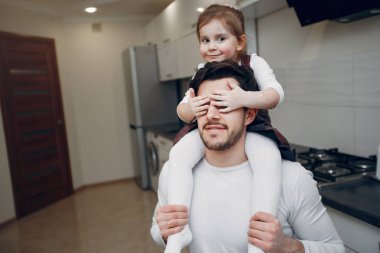 Aile kurabiye için hamur pişirir.