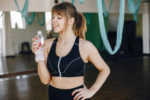 Una hermosa chica se dedica a un gimnasio —  Fotos de Stock