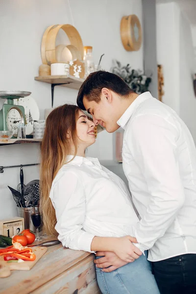 Belo casal preparar comida em uma cozinha — Fotografia de Stock