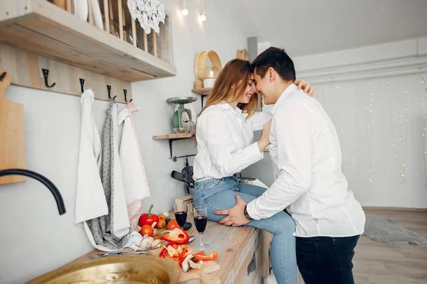 Pasangan yang cantik menyiapkan makanan di dapur — Stok Foto