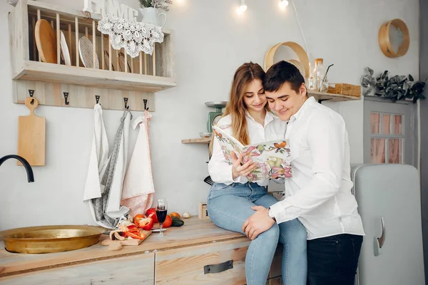 Bella coppia preparare il cibo in una cucina — Foto Stock