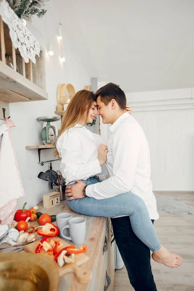 Belo casal preparar comida em uma cozinha — Fotografia de Stock