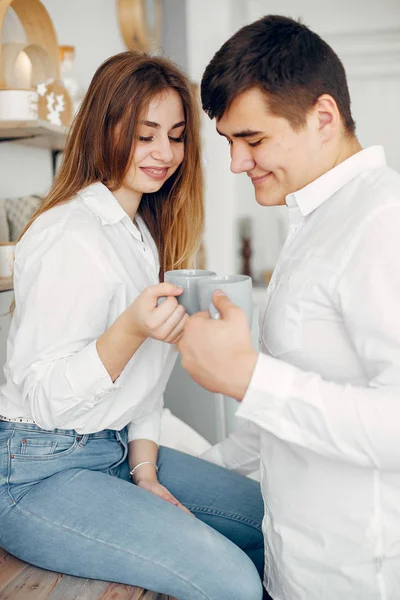 Hermosa pareja pasar tiempo en una cocina — Foto de Stock