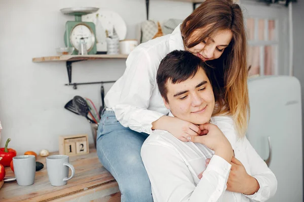 Hermosa pareja pasar tiempo en una cocina — Foto de Stock