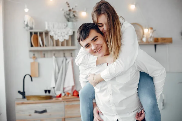 Hermosa pareja pasar tiempo en una cocina — Foto de Stock