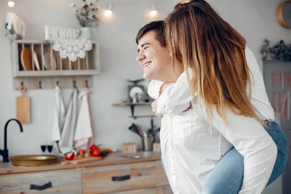 Hermosa pareja pasar tiempo en una cocina — Foto de Stock