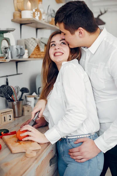 Hermosa pareja preparar comida en una cocina — Foto de Stock