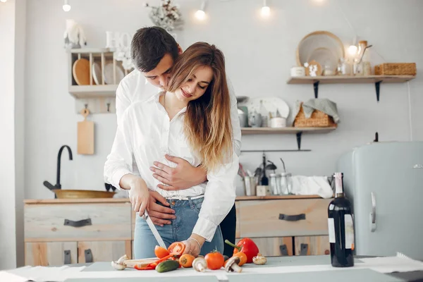 Schönes Paar bereitet Essen in einer Küche zu — Stockfoto