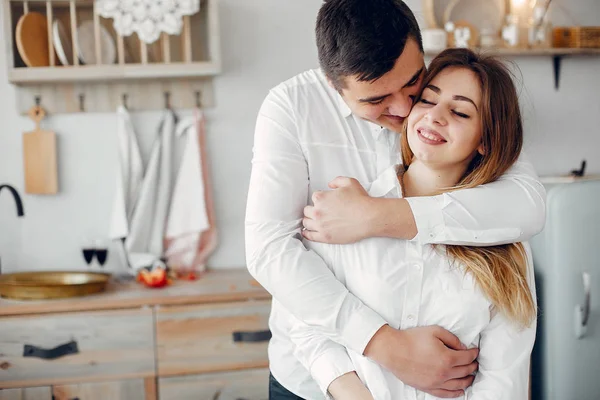 Hermosa pareja pasar tiempo en una cocina — Foto de Stock