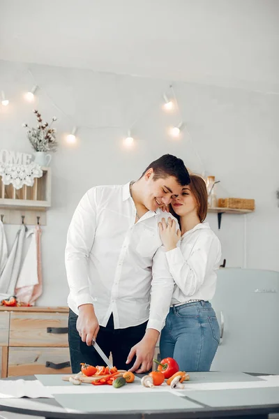 Belo casal preparar comida em uma cozinha — Fotografia de Stock