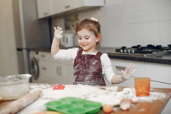 Kleines Mädchen kocht Teig für Plätzchen — Stockfoto