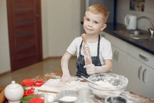 Kleiner Junge kocht Teig für Plätzchen — Stockfoto