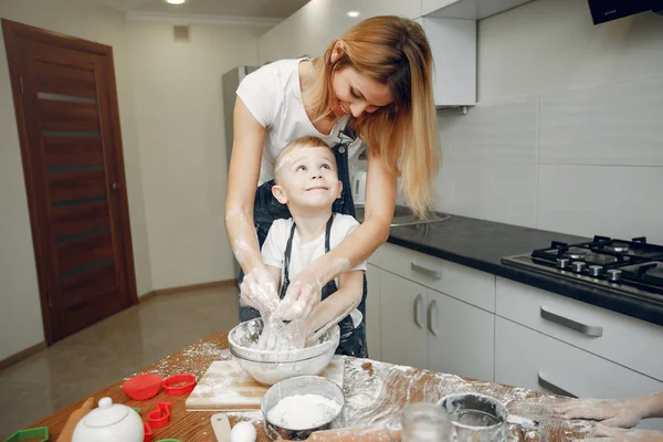 Familia cocinar la masa para galletas — Foto de Stock
