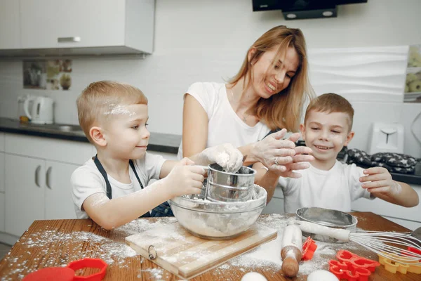 Familia cocinar la masa para galletas — Foto de Stock