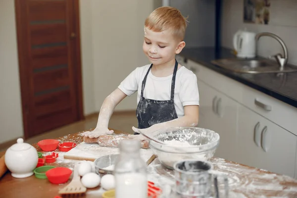 Kleiner Junge kocht Teig für Plätzchen — Stockfoto