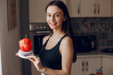 Spor kız sebze ile mutfakta