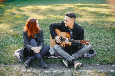 Güzel bir çift yaz parkında vakit geçirir.