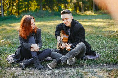 Güzel bir çift yaz parkında vakit geçirir.