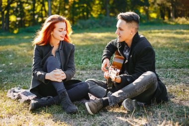 Güzel bir çift yaz parkında vakit geçirir.