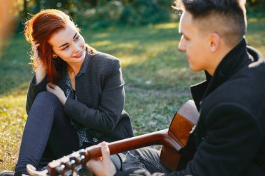 Güzel bir çift yaz parkında vakit geçirir.