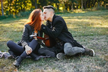 Güzel bir çift yaz parkında vakit geçirir.