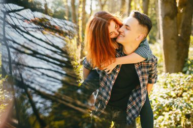 Güzel bir çift yaz parkında vakit geçirir.