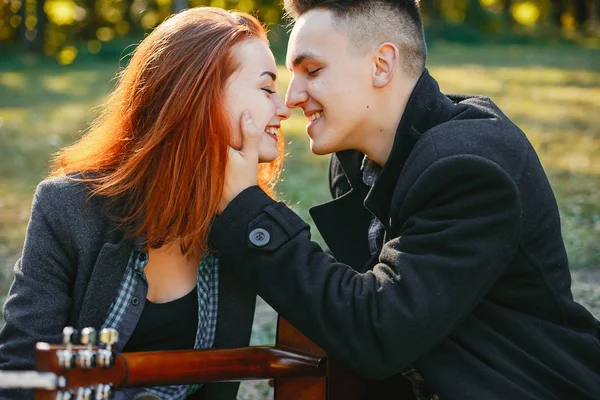 Hermosa pareja pasar tiempo en un parque de verano — Foto de Stock